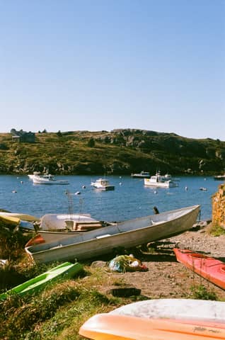 A group of boats sitting on top of a beach