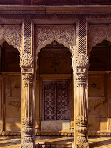 Explore an intricately carved door of historic architecture in Jodhpur, Rajasthan. A timeless masterpiece.